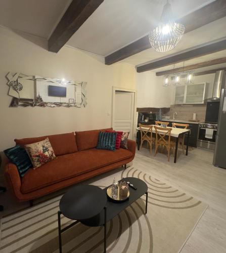 un salon avec un canapé et une table dans l'établissement La Teranga, à Véreux