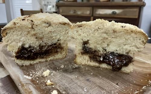a piece of cake sitting on a cutting board at Casa da Montanha in Rolante