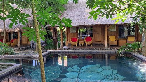 Katta shirali dumbalar katta xorozlar tomonidan sikiladi