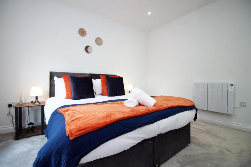 a bedroom with a large bed with two stuffed animals on it at Casa di pietra - Cardiff City centre apartment with patio, Free private parking in Cardiff