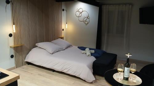 een slaapkamer met een bed met een teddybeer erop bij Love room Saphir in Niederbetschdorf