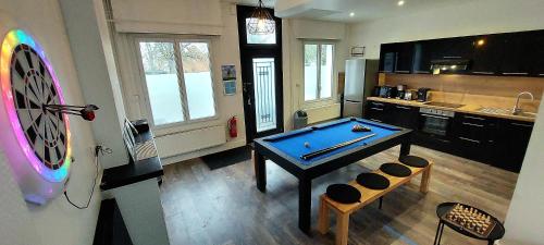 - une cuisine avec un billard et un jeu de fléchettes dans l'établissement Gite Loisirs et Jeux Béthune-Centre, à Béthune