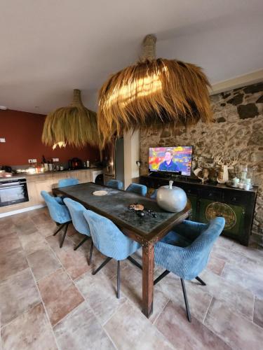 une salle à manger avec une table et des chaises bleues dans l'établissement Le repere, à Villeneuve-lès-Béziers