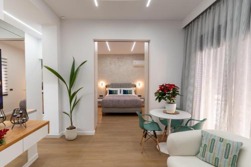 Modern Niarchos Escape