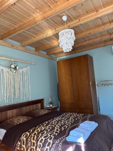 Postel nebo postele na pokoji v ubytování Stonehouse Karidis