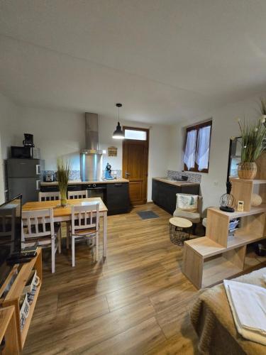 un salon avec une table et une cuisine dans l'établissement L'Appart Montignac Lascaux, à Montignac