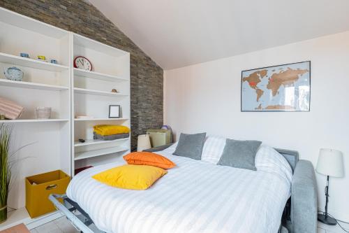 une chambre avec un grand lit dans une pièce dans l'établissement Le Studio Ivry - Lyon Croix Rousse, à Lyon
