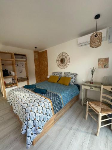 une chambre avec un lit, une table et une chaise dans l'établissement chambre d hôtes 2 personnes jacuzzi privé proche cité médiévale, à Carcassonne