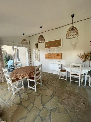 une salle à manger avec une table et des chaises dans l'établissement chambre d hôtes 2 personnes jacuzzi privé proche cité médiévale, à Carcassonne