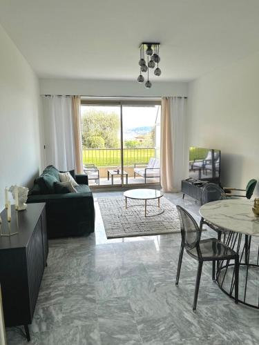 un salon avec un canapé et une table dans l'établissement Le Grand Soleil, à Nice