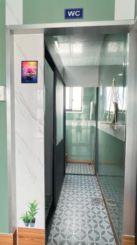 an office hallway with a door and a tile floor at HOMESTAY Hoàng GIa in Ấp Ông Tú