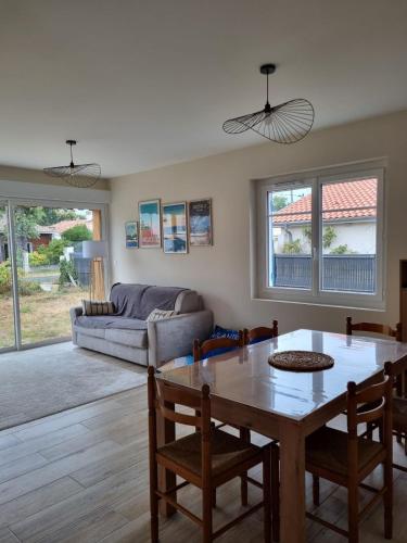 un salon avec une table et un canapé dans l'établissement La maison du Bassin, 500 m de la plage à Andernos, à Andernos-les-Bains