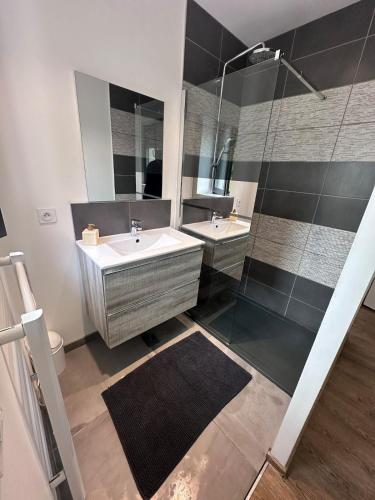 une salle de bain avec deux lavabos et une douche dans l'établissement Apparemment calme proche Aix-les-Bains, à Sonnaz