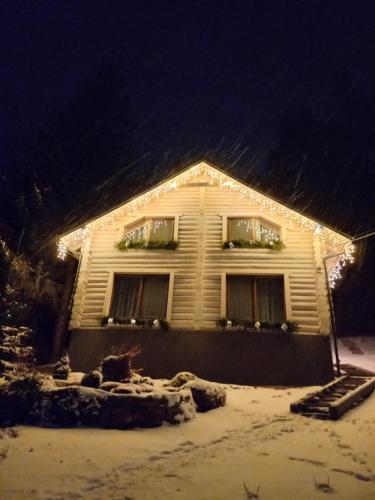 a house in the snow at night at Шепіт лісу in Lazeshchyna