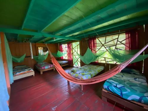 Ένα ή περισσότερα κρεβάτια σε δωμάτιο στο Hostal Búho Amazonas tours
