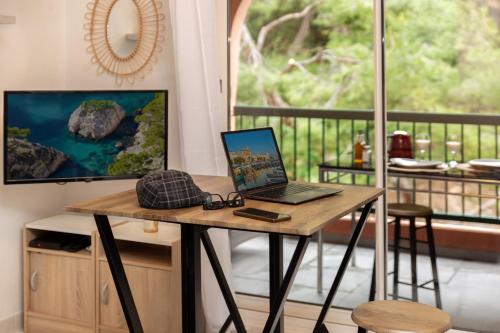 Μια τηλεόραση ή/και κέντρο ψυχαγωγίας στο La Petite Anse - Plage - Wifi- Host Provence