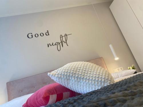 BeltBlick Fehmarn - moderne Ferienwohnung mit Meerblick und Sauna - Neubauにあるベッド