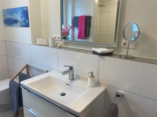 BeltBlick Fehmarn - moderne Ferienwohnung mit Meerblick und Sauna - Neubauにあるバスルーム
