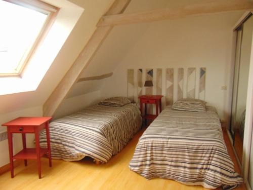- 2 lits dans une chambre mansardée dans l'établissement Penty Yves 10 personnes, à Crozon