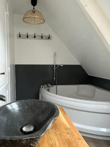 une salle de bain avec un lavabo et une baignoire dans l'établissement Penty Yves 10 personnes, à Crozon