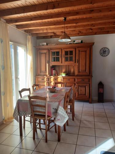 une cuisine avec une table et des chaises dans une pièce dans l'établissement Villa avec vue sur la montagne, à Luz-Saint-Sauveur