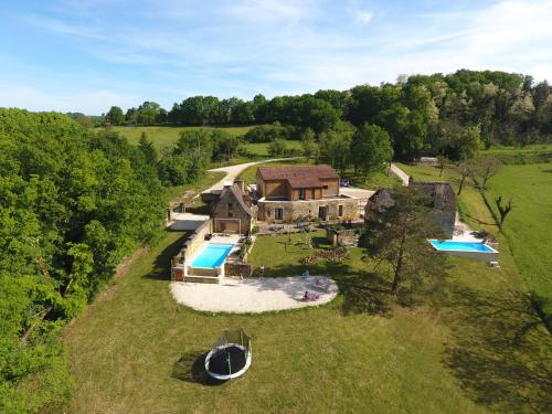 Bazén v ubytování Gîte Les Combes Montignac Lascaux nebo v jeho okolí