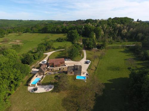 Bazén v ubytování Gîte Les Combes Montignac Lascaux nebo v jeho okolí
