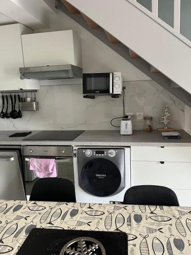 a kitchen with a stove and a microwave and a dishwasher at Les Erables - 2 chambres 4-6 pers au pied des pistes, WIFI in Péone