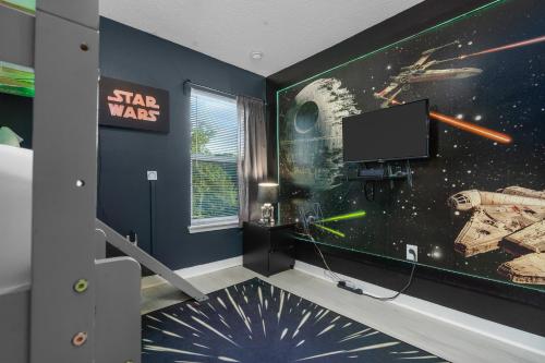 una stanza con un murale di Star Wars sul muro di Star Wars and Frozen, Pool, 10 min to Disney a Kissimmee