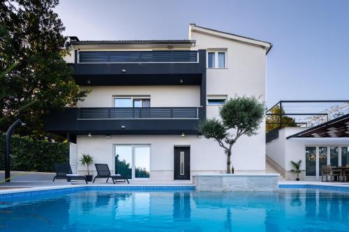 Luxury apartment with heated pool - Tekla