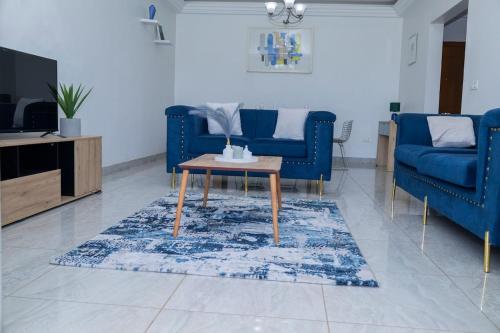 Una televisión o centro de entretenimiento en Emana Secure Residence Apartment