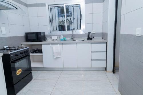 Una cocina o cocineta en Emana Secure Residence Apartment