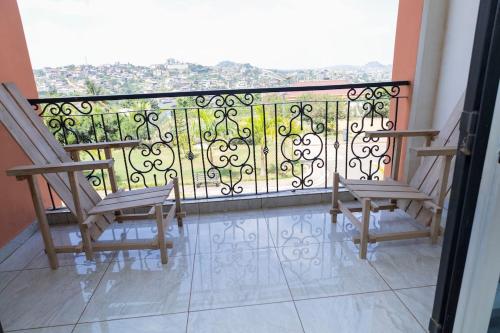 Un balcón o terraza en Emana Secure Residence Apartment