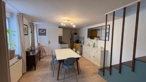 a kitchen and dining room with a table and chairs at La Paisible - Maison 6 pers piscine - Le Mans centre in Le Mans