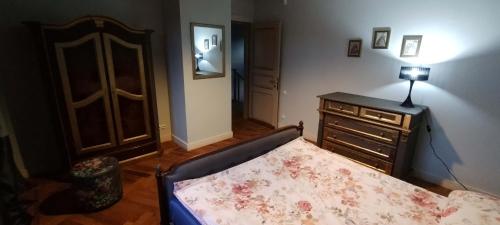 a bedroom with a bed and a dresser with a lamp at PATEK Premium Apartments - Airport Lawica & MTP & Car races & International trade fairs in Skórzewo