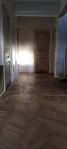 an empty room with a wooden floor and a door at PATEK Premium Apartments - Airport Lawica & MTP & Car races & International trade fairs in Skórzewo
