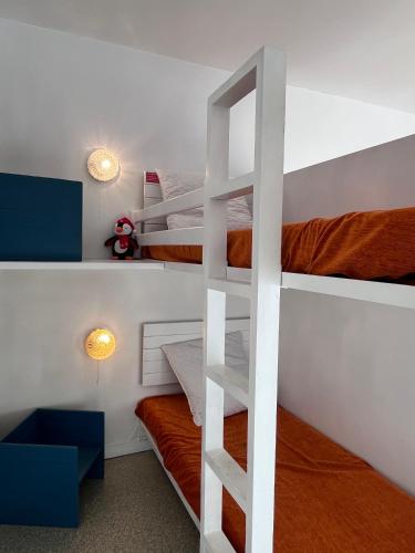 une chambre avec deux lits superposés et une échelle dans l'établissement tranquilité montagnarde, à Saint-Étienne-en-Dévoluy