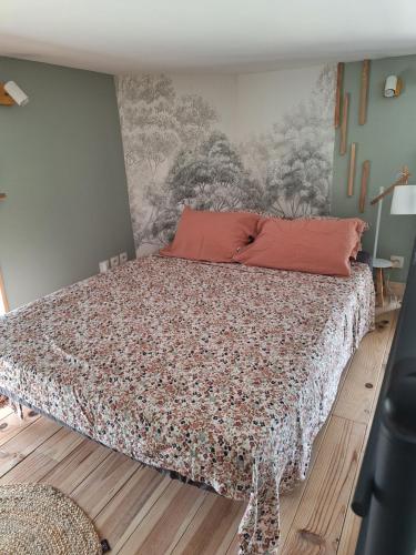 une chambre avec un lit avec un couvre-lit fleuri dans l'établissement La renaissance, à Lesparre-Médoc