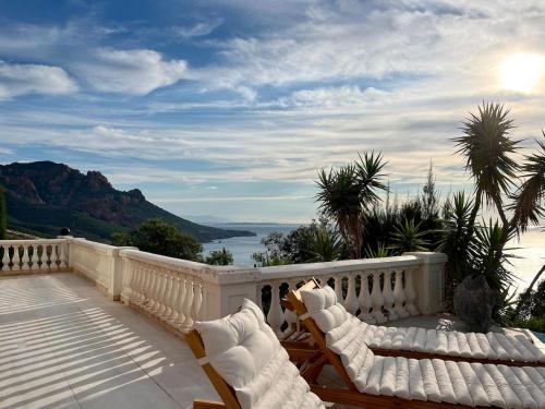 Luxueuse villa panoramique, vue imprenable sur la mer, piscine, 6 chambres à Anthéor