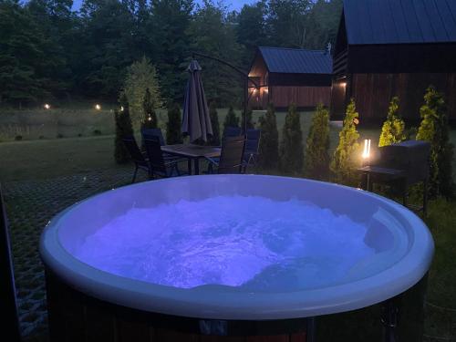 Κήπος έξω από το Przystanek Kistówko komfortowe domki z jacuzzi, staw wędkarski, kominek, las, przestrzeń