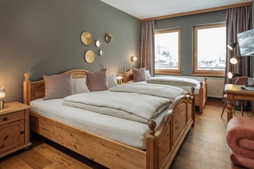 a bedroom with two beds and a window at B&B Berglift direkt an der Talstation in Bad Hofgastein