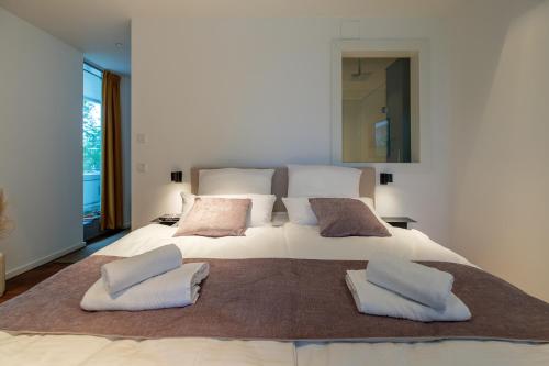 ein Schlafzimmer mit einem großen weißen Bett mit zwei Kissen in der Unterkunft Come2Stay Hafencity - Marco Polo Tower 2 in Hamburg