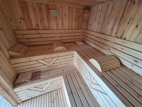 an overhead view of a wooden sauna at Casa Izvorul Rarăului in Câmpulung Moldovenesc