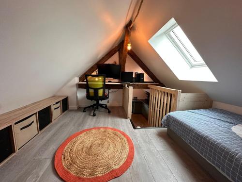 - une chambre mansardée avec un lit et un bureau dans l'établissement L'atelier des rêves 8 personnes, à Amiens