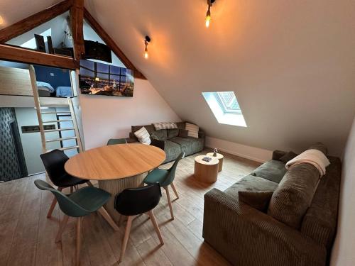 un salon avec une table et un canapé dans l'établissement L'atelier des rêves 8 personnes, à Amiens