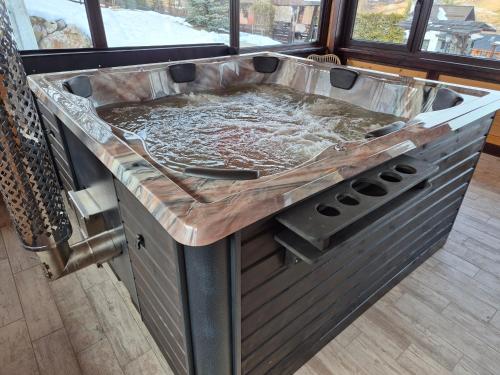 a stove top oven filled with water in a kitchen at Casa Izvorul Rarăului in Câmpulung Moldovenesc