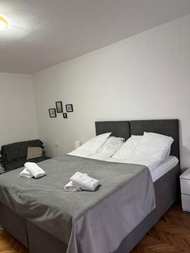 Apartmani IDILAにあるベッド