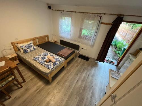 Giường trong phòng chung tại Újkisház cottage - Budapest