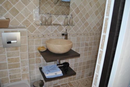 Vonios kambarys apgyvendinimo įstaigoje villa des oliviers