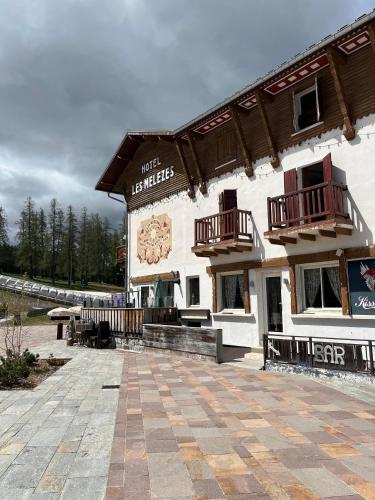 a large white building with two balconies on it at Les Erables - 2 chambres 4-6 pers au pied des pistes, WIFI in Péone